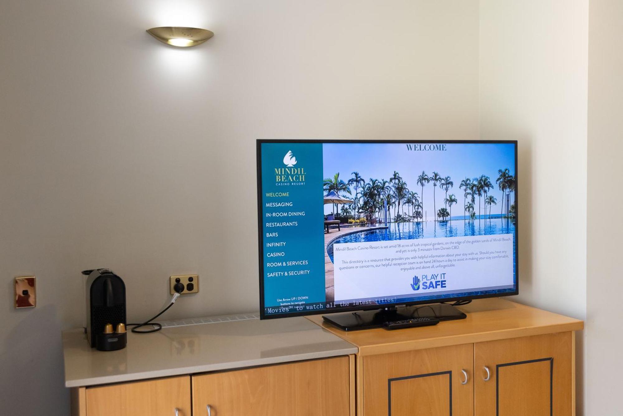ミンディル ビーチ カジノ アンド リゾート ダーウィン エクステリア 写真 A television with a built-in set-top box