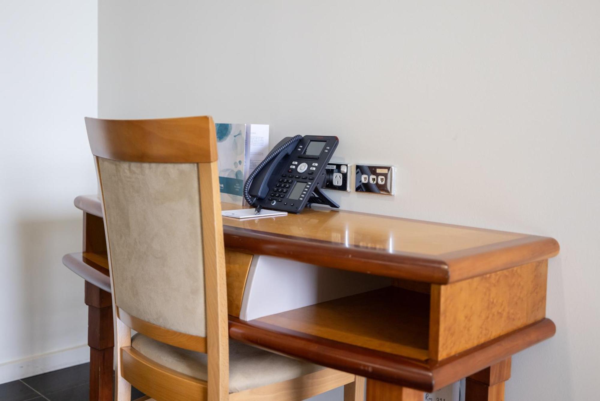 ミンディル ビーチ カジノ アンド リゾート ダーウィン エクステリア 写真 A desk with a telephone