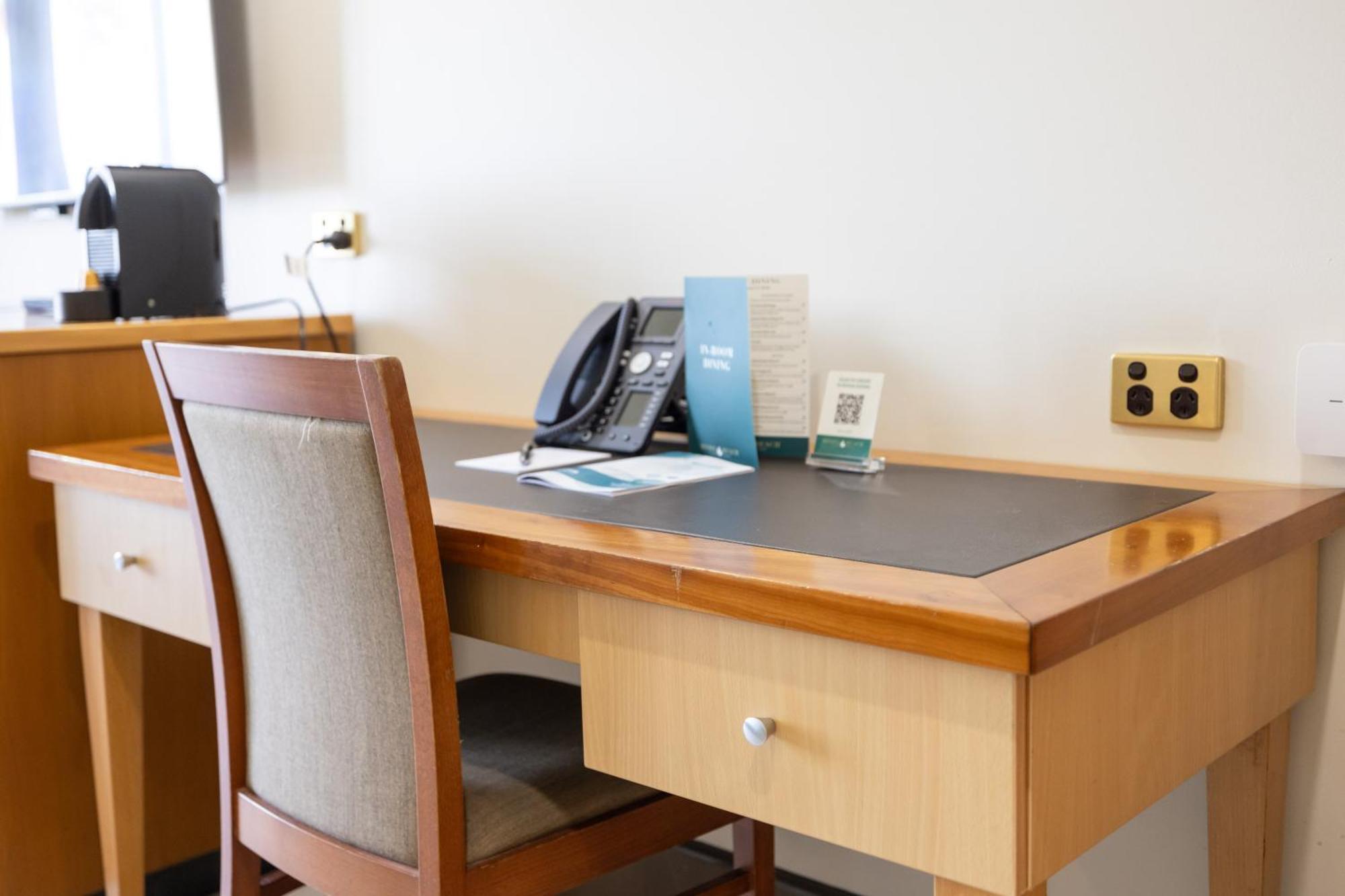 ミンディル ビーチ カジノ アンド リゾート ダーウィン エクステリア 写真 A desk with a telephone