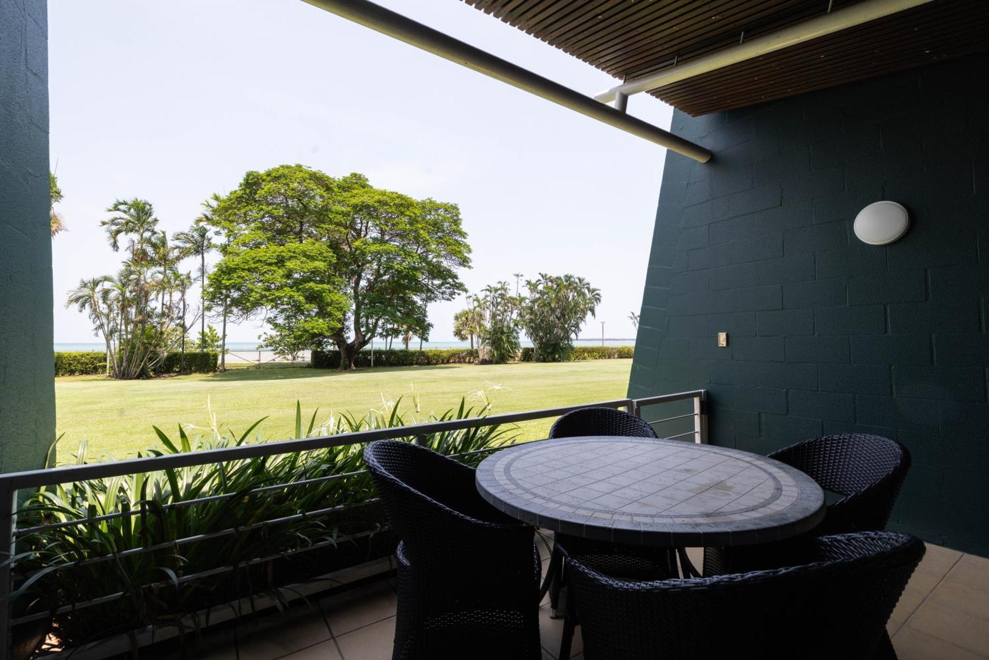 ミンディル ビーチ カジノ アンド リゾート ダーウィン エクステリア 写真 A balcony at the hotel