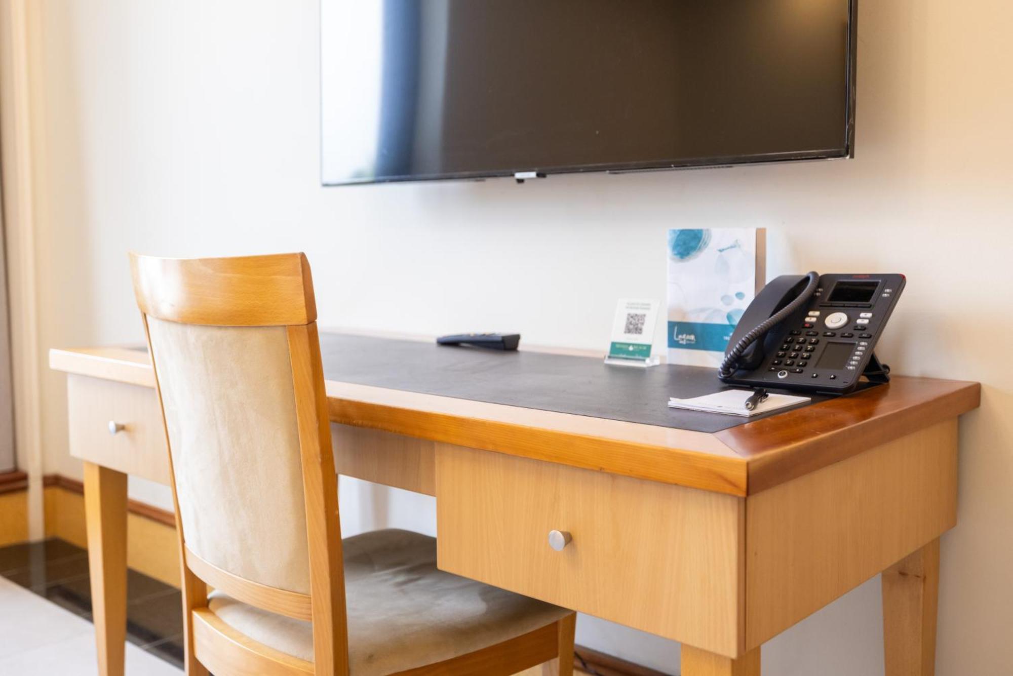 ミンディル ビーチ カジノ アンド リゾート ダーウィン エクステリア 写真 A desk with a chair