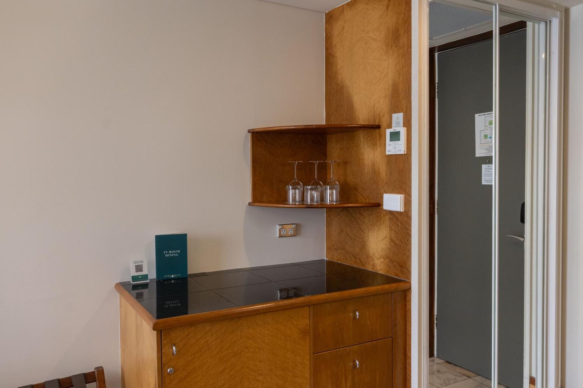ミンディル ビーチ カジノ アンド リゾート ダーウィン エクステリア 写真 A kitchenette in a hotel room