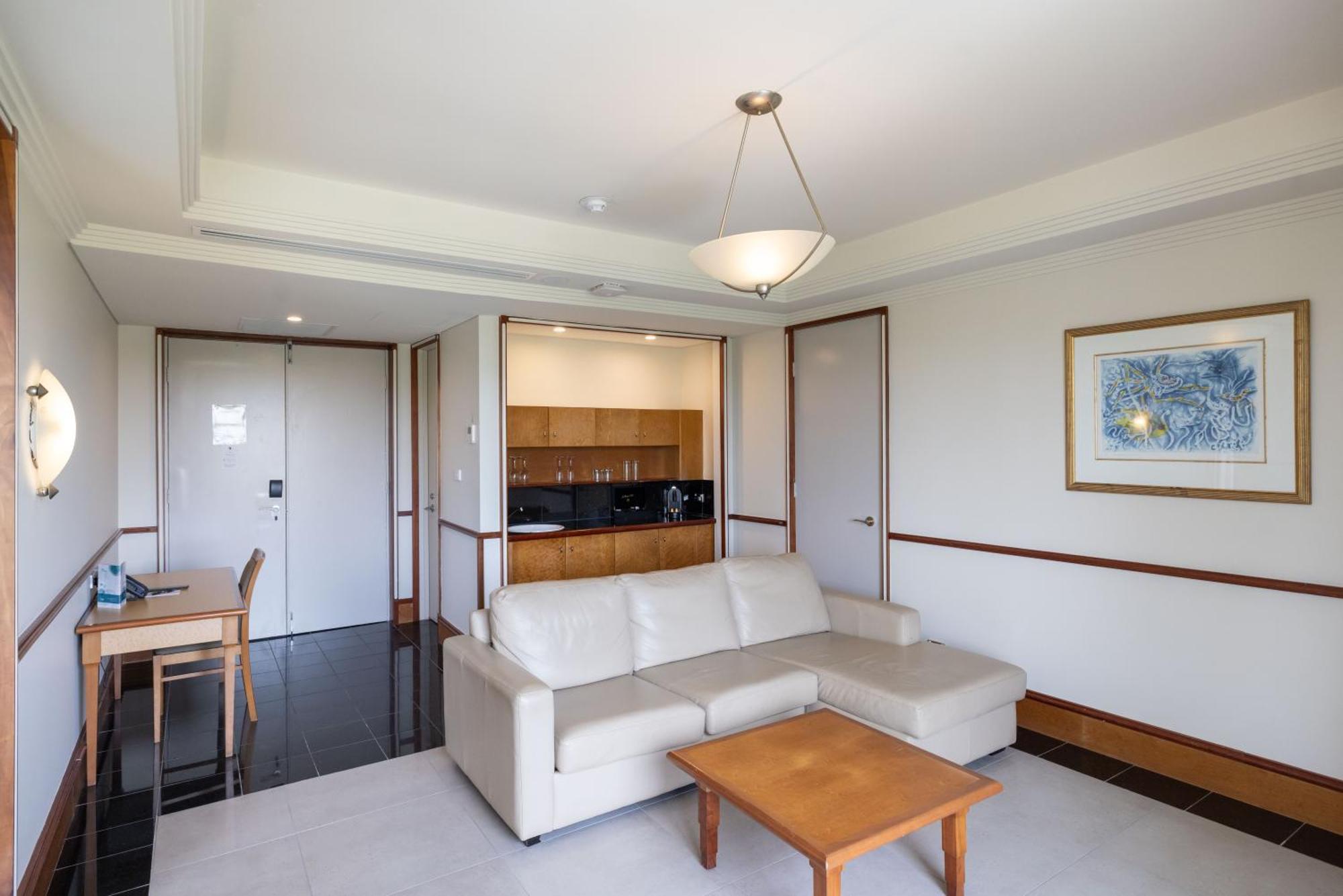 ミンディル ビーチ カジノ アンド リゾート ダーウィン エクステリア 写真 A living room in a typical apartment