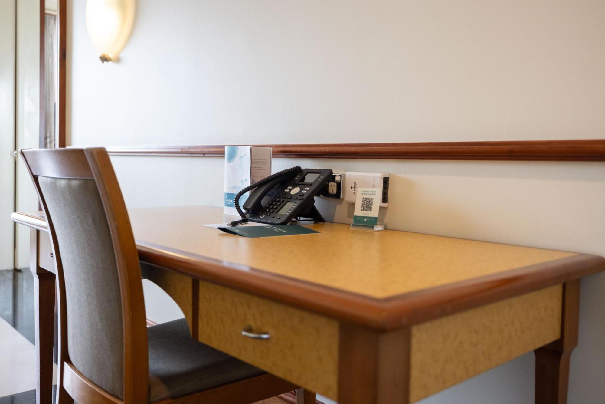 ミンディル ビーチ カジノ アンド リゾート ダーウィン エクステリア 写真 A desk with a telephone
