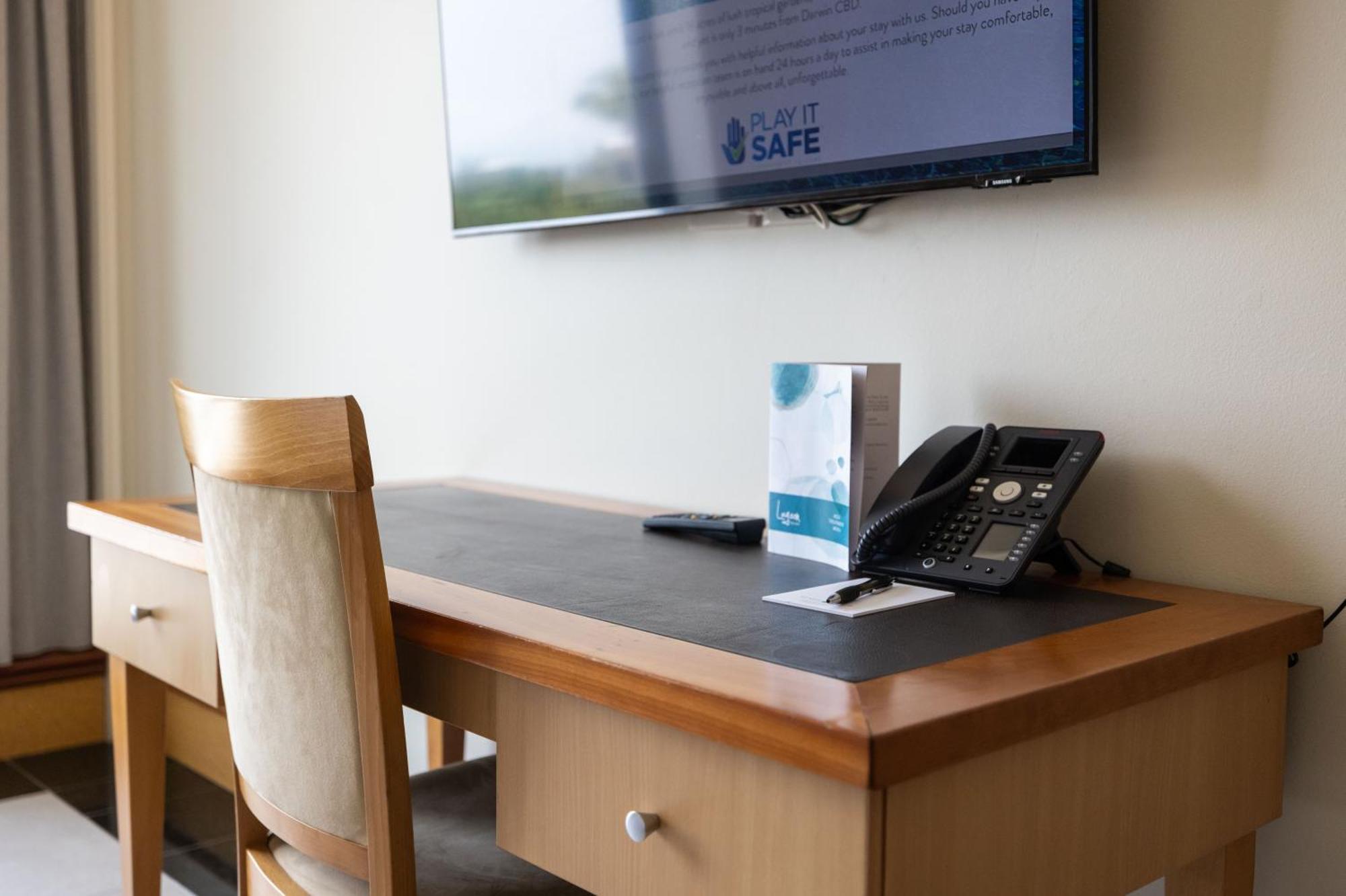 ミンディル ビーチ カジノ アンド リゾート ダーウィン エクステリア 写真 A hotel room with a TV and telephone